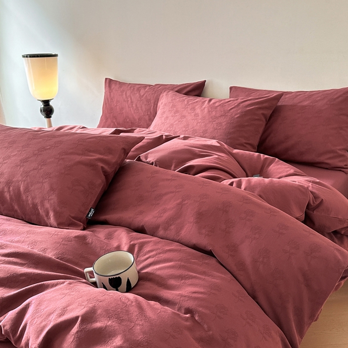 91家纺网 家纺一手货源 找家纺 宜代光年 2025新款60s水洗棉提花系列四件套-第一批-场景一 玫瑰佳人-红