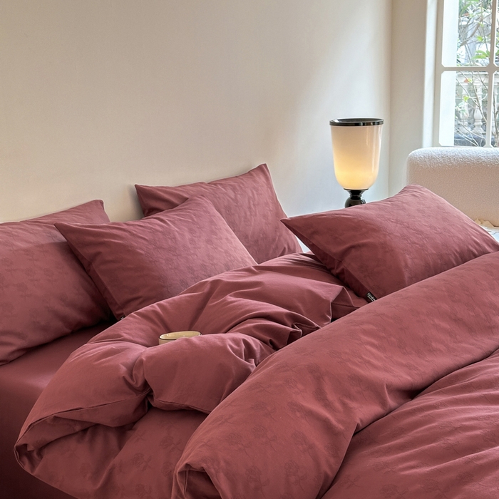 91家纺网 家纺一手货源 找家纺 宜代光年 2025新款60s水洗棉提花系列四件套-第一批-场景一 玫瑰佳人-红