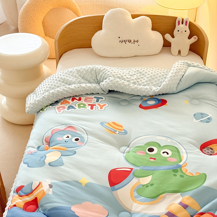 91家纺网 家纺一手货源 找家纺 嗨生活 2025新款针织棉豆豆被儿童豆豆被幼儿园豆豆被被子被芯 恐龙派对