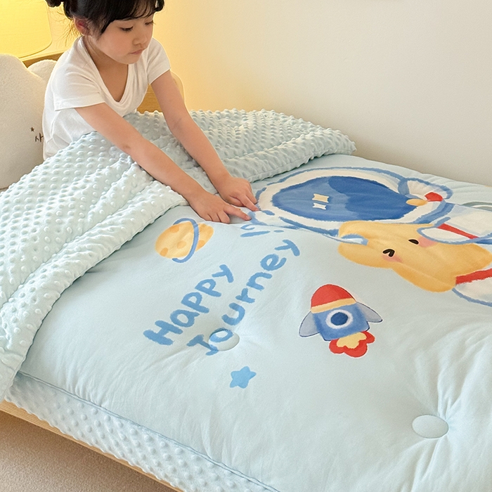 91家纺网 家纺一手货源 找家纺 嗨生活 2025新款针织棉豆豆被儿童豆豆被幼儿园豆豆被被子被芯 开心宇航员