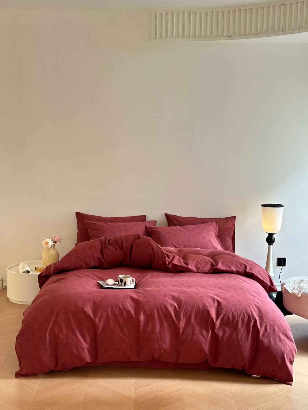 91家纺网 家纺一手货源 找家纺 宜代光年 2025新款60s水洗棉提花系列四件套-第一批-场景一 玫瑰佳人-红