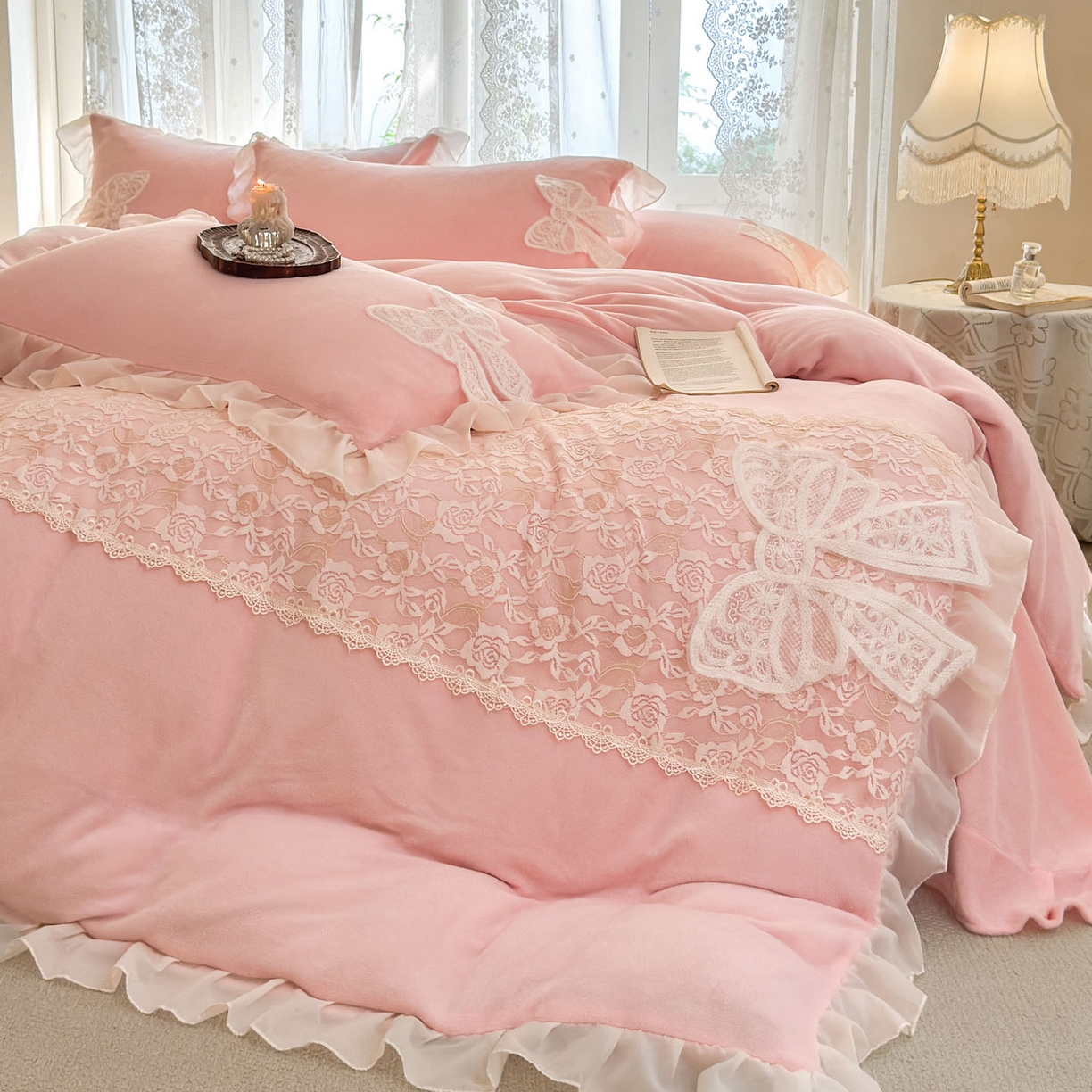 91家纺网 家纺一手货源 找家纺 米可 2025新款立体蝴蝶结公主风牛奶绒蕾丝花边四件套-艾拉系列二 艾拉-粉玉