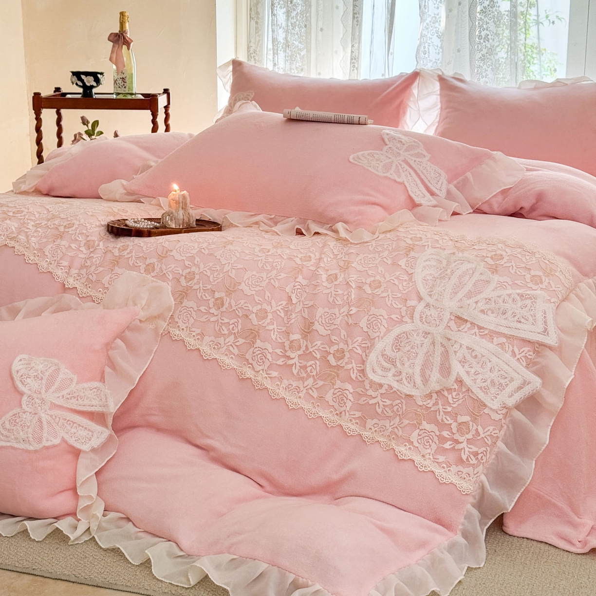 91家纺网 家纺一手货源 找家纺 米可 2025新款立体蝴蝶结公主风牛奶绒蕾丝花边四件套-艾拉系列二 艾拉-粉玉