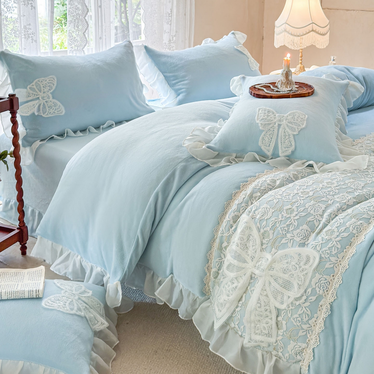 91家纺网 家纺一手货源 找家纺 米可 2025新款立体蝴蝶结公主风牛奶绒蕾丝花边四件套-艾拉系列二 艾拉-浅蓝