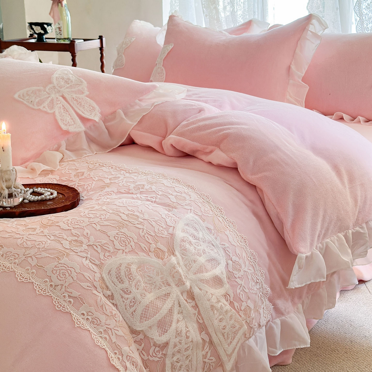 91家纺网 家纺一手货源 找家纺 米可 2025新款立体蝴蝶结公主风牛奶绒蕾丝花边四件套-艾拉系列二 艾拉-粉玉