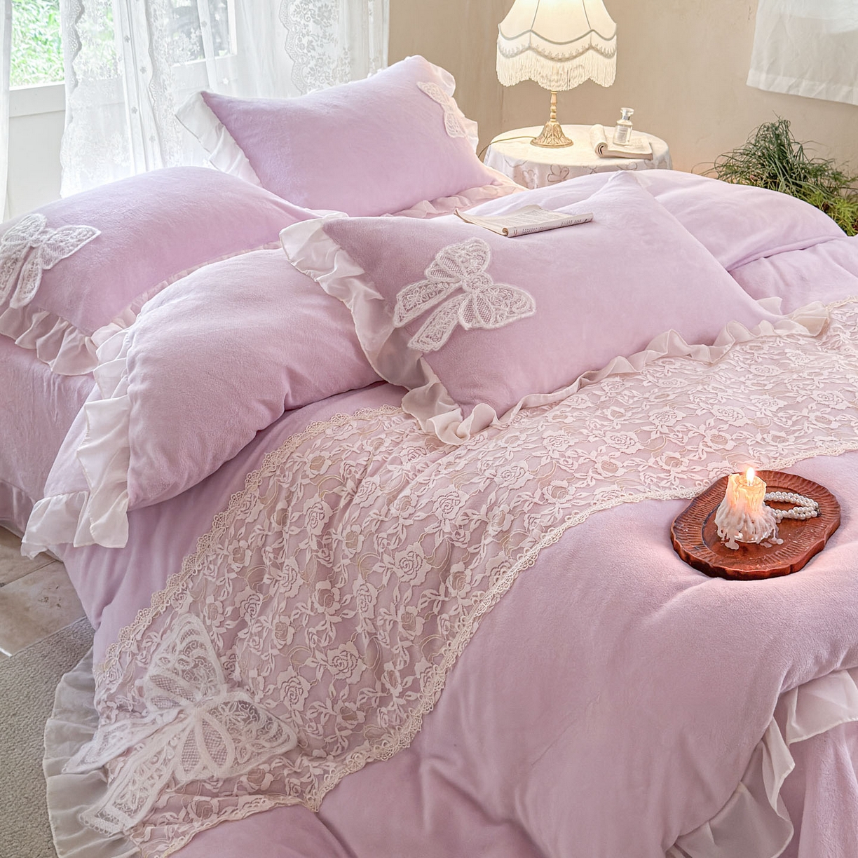 91家纺网 家纺一手货源 找家纺 米可 2025新款立体蝴蝶结公主风牛奶绒蕾丝花边四件套-艾拉系列二 艾拉-浅紫