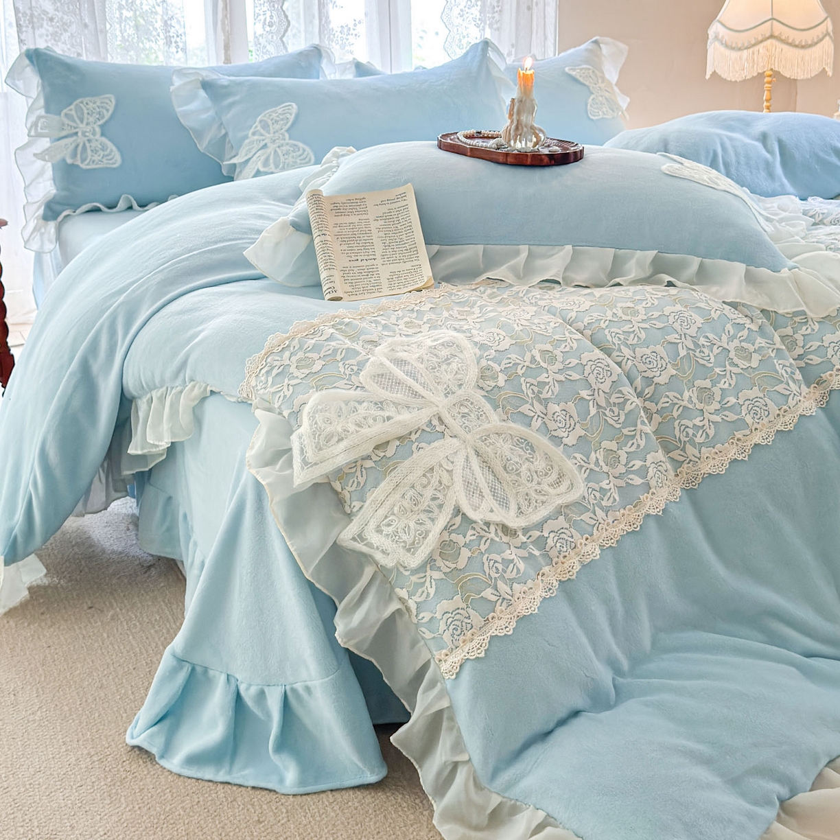 91家纺网 家纺一手货源 找家纺 米可 2025新款立体蝴蝶结公主风牛奶绒蕾丝花边四件套-艾拉系列二 艾拉-浅蓝