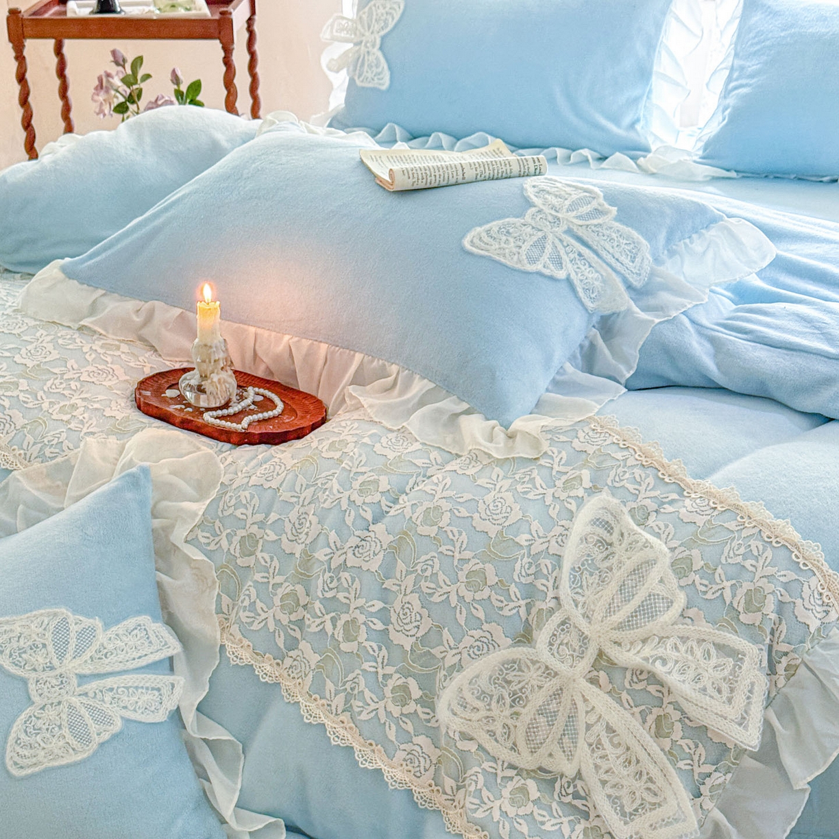 91家纺网 家纺一手货源 找家纺 米可 2025新款立体蝴蝶结公主风牛奶绒蕾丝花边四件套-艾拉系列二 艾拉-浅蓝