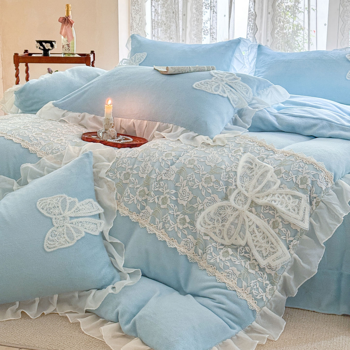 91家纺网 家纺一手货源 找家纺 米可 2025新款立体蝴蝶结公主风牛奶绒蕾丝花边四件套-艾拉系列二 艾拉-浅蓝