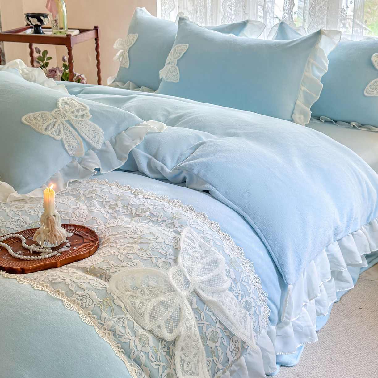 91家纺网 家纺一手货源 找家纺 米可 2025新款立体蝴蝶结公主风牛奶绒蕾丝花边四件套-艾拉系列二 艾拉-浅蓝