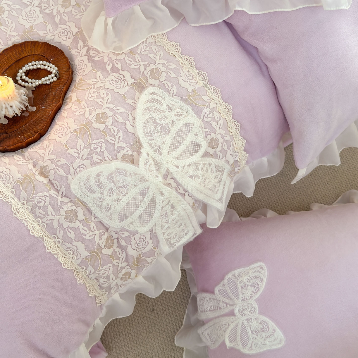 91家纺网 家纺一手货源 找家纺 米可 2025新款立体蝴蝶结公主风牛奶绒蕾丝花边四件套-艾拉系列二 艾拉-浅紫