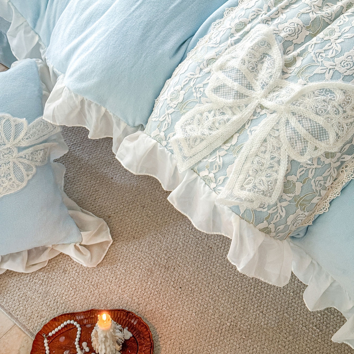 91家纺网 家纺一手货源 找家纺 米可 2025新款立体蝴蝶结公主风牛奶绒蕾丝花边四件套-艾拉系列二 艾拉-浅蓝