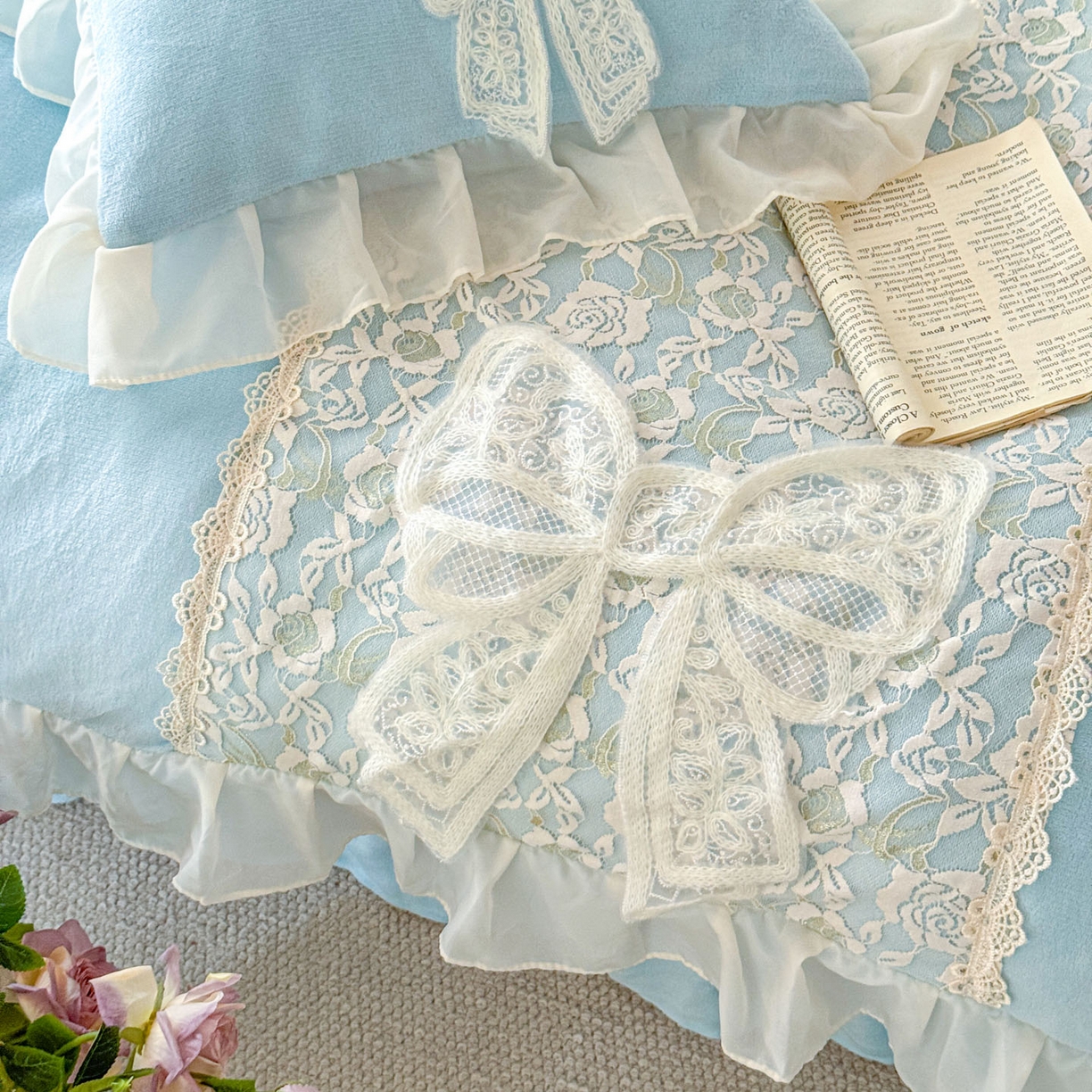 91家纺网 家纺一手货源 找家纺 米可 2025新款立体蝴蝶结公主风牛奶绒蕾丝花边四件套-艾拉系列二 艾拉-浅蓝