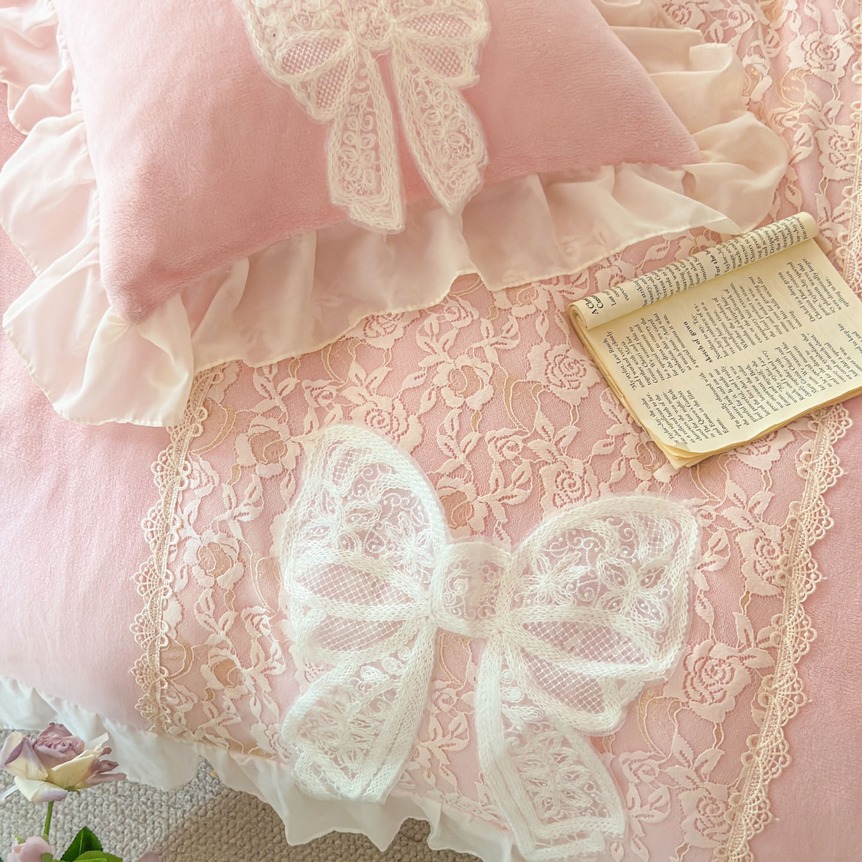 91家纺网 家纺一手货源 找家纺 米可 2025新款立体蝴蝶结公主风牛奶绒蕾丝花边四件套-艾拉系列二 艾拉-粉玉