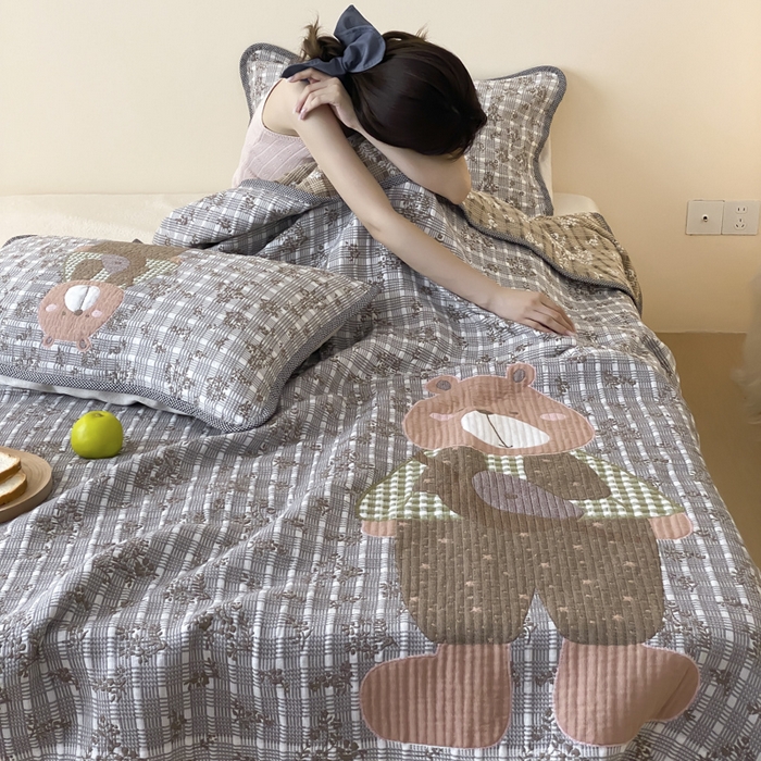 91家纺网 家纺一手货源 找家纺 麻依 2025新款软萌纱布床盖三件套（控价：229元） 背包小熊