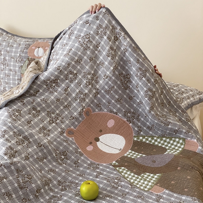 91家纺网 家纺一手货源 找家纺 麻依 2025新款软萌纱布床盖三件套（控价：229元） 背包小熊