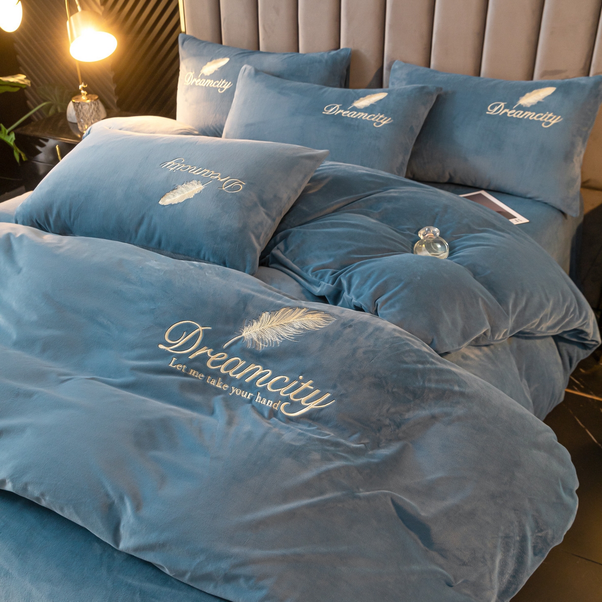 91家纺网 家纺一手货源 找家纺 如一 2025新款水晶绒刺绣四件套 轻羽-宾利蓝