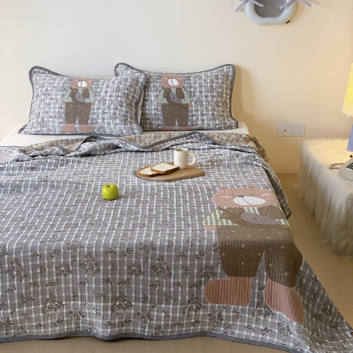 91家纺网 家纺一手货源 找家纺 麻依 2025新款软萌纱布床盖三件套（控价：229元） 背包小熊