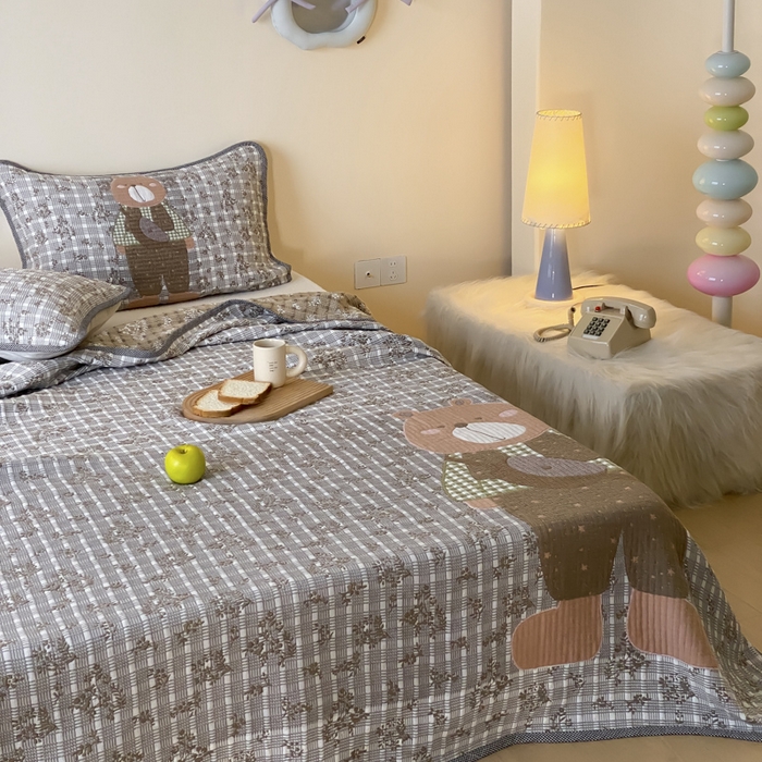 91家纺网 家纺一手货源 找家纺 麻依 2025新款软萌纱布床盖三件套（控价：229元） 背包小熊