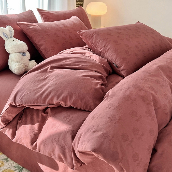 91家纺网 家纺一手货源 找家纺 宜代光年 2025新款60s水洗棉提花系列四件套-第一批-场景二 玫瑰佳人-红