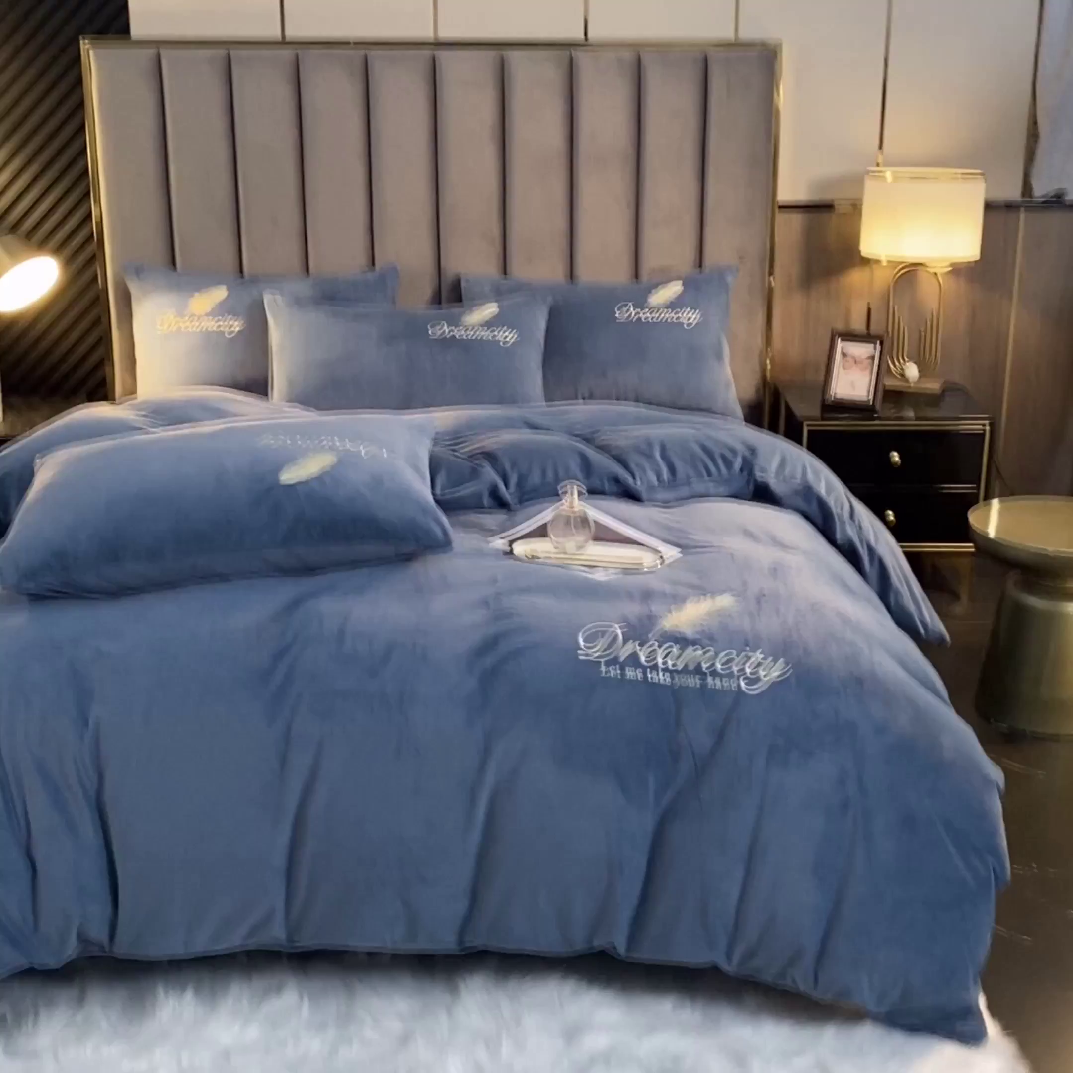 91家纺网 家纺一手货源 找家纺 如一 2025新款水晶绒刺绣四件套 轻羽-宾利蓝