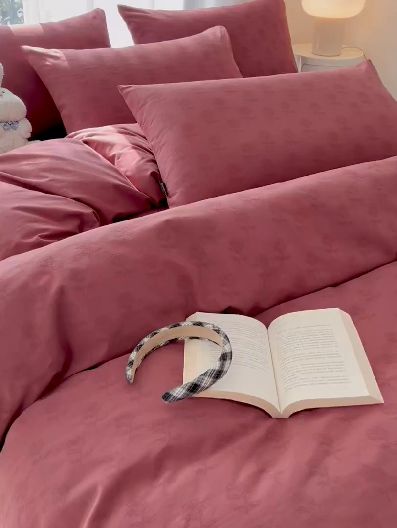 91家纺网 家纺一手货源 找家纺 宜代光年 2025新款60s水洗棉提花系列四件套-第一批-场景二 玫瑰佳人-红