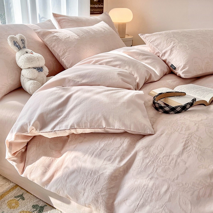 91家纺网 家纺一手货源 找家纺 宜代光年 2025新款60s水洗棉提花系列四件套-第一批-场景二 海棠