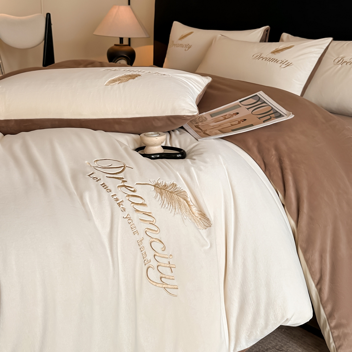 91家纺网 家纺一手货源 找家纺 如一 2025新款水晶绒刺绣四件套 轻羽-奶白咖