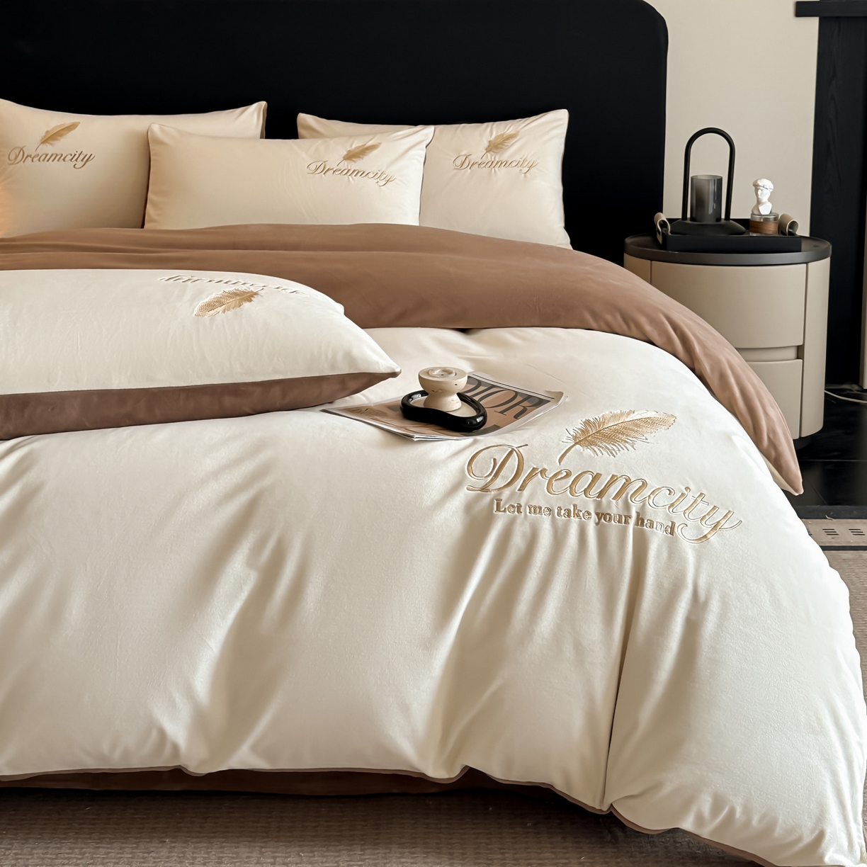 91家纺网 家纺一手货源 找家纺 如一 2025新款水晶绒刺绣四件套 轻羽-奶白咖