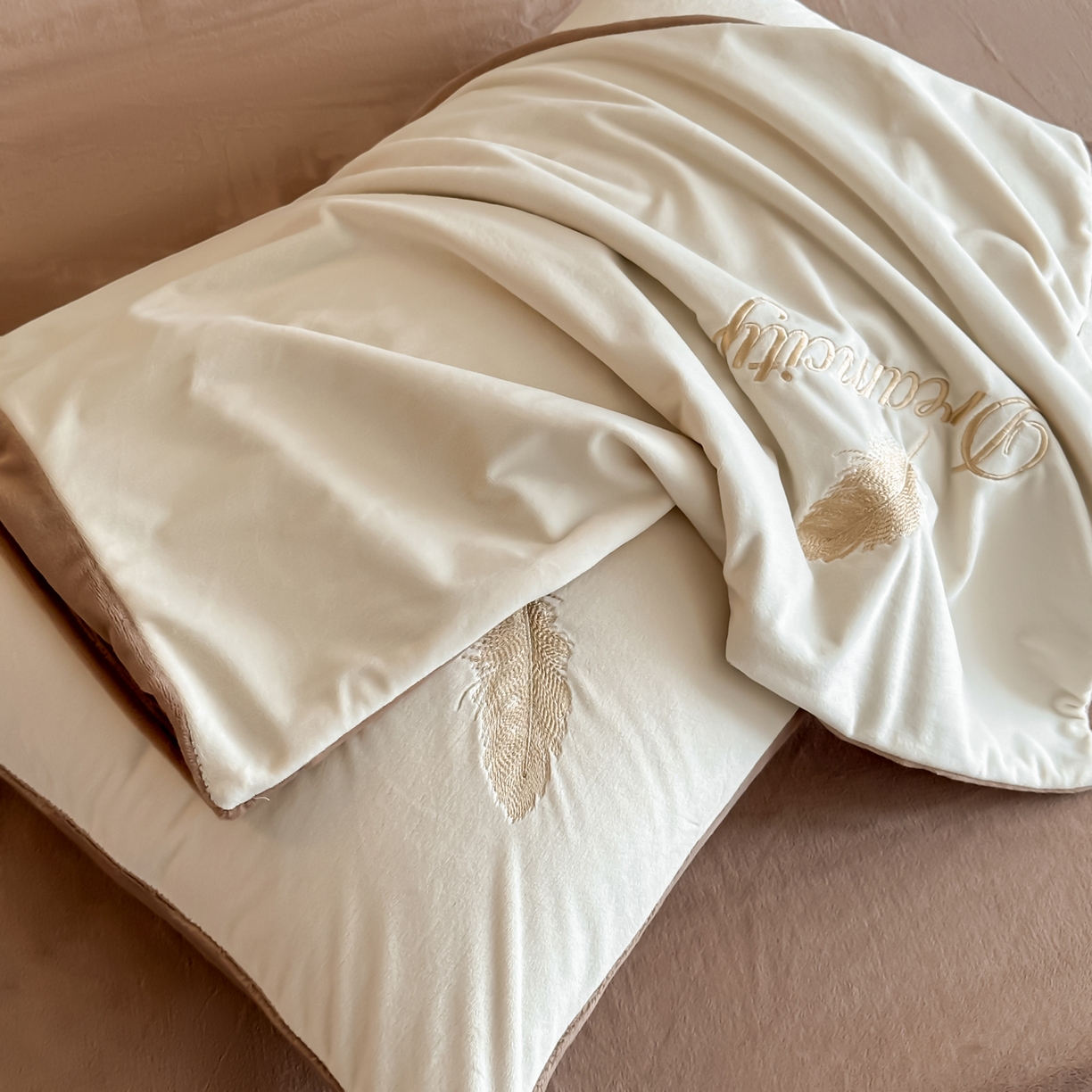 91家纺网 家纺一手货源 找家纺 如一 2025新款水晶绒刺绣四件套 轻羽-奶白咖