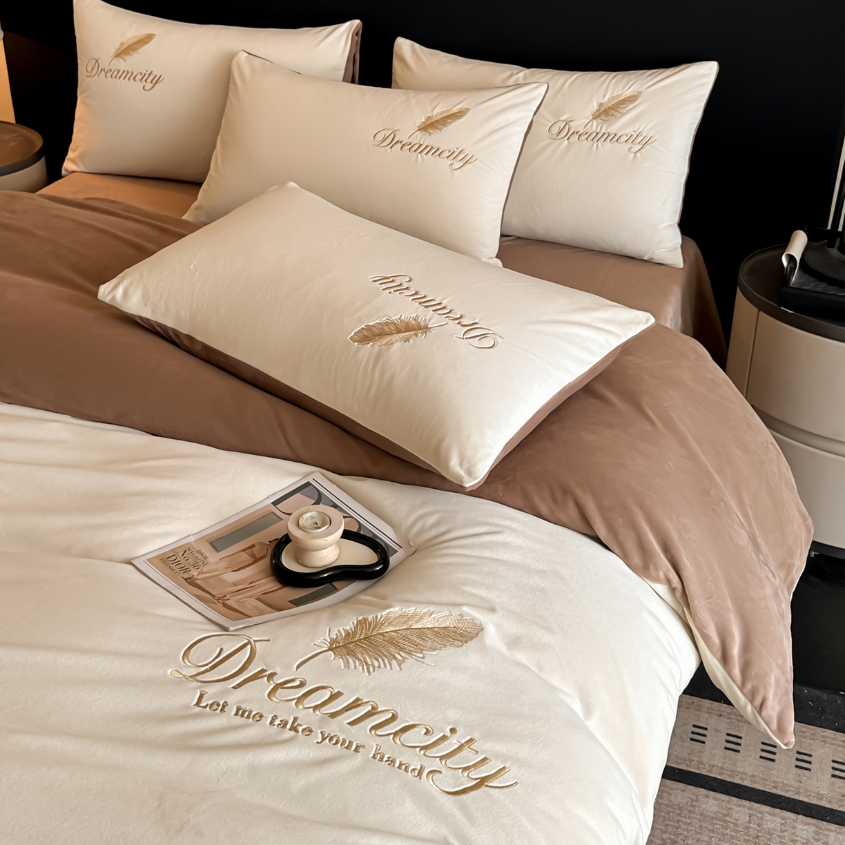 91家纺网 家纺一手货源 找家纺 如一 2025新款水晶绒刺绣四件套 轻羽-奶白咖