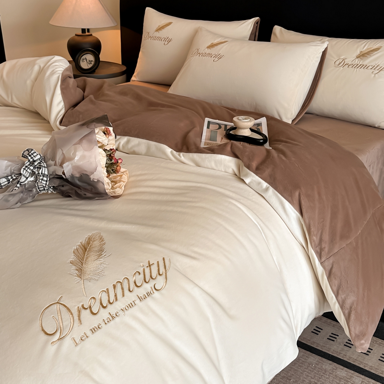 91家纺网 家纺一手货源 找家纺 如一 2025新款水晶绒刺绣四件套 轻羽-奶白咖