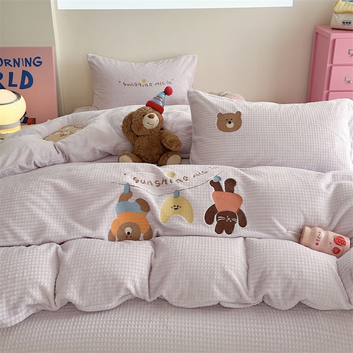 91家纺网 家纺一手货源 找家纺 （总）暖生活 2025新款牛奶雕花绒单品枕套被套床笠-三小只系列