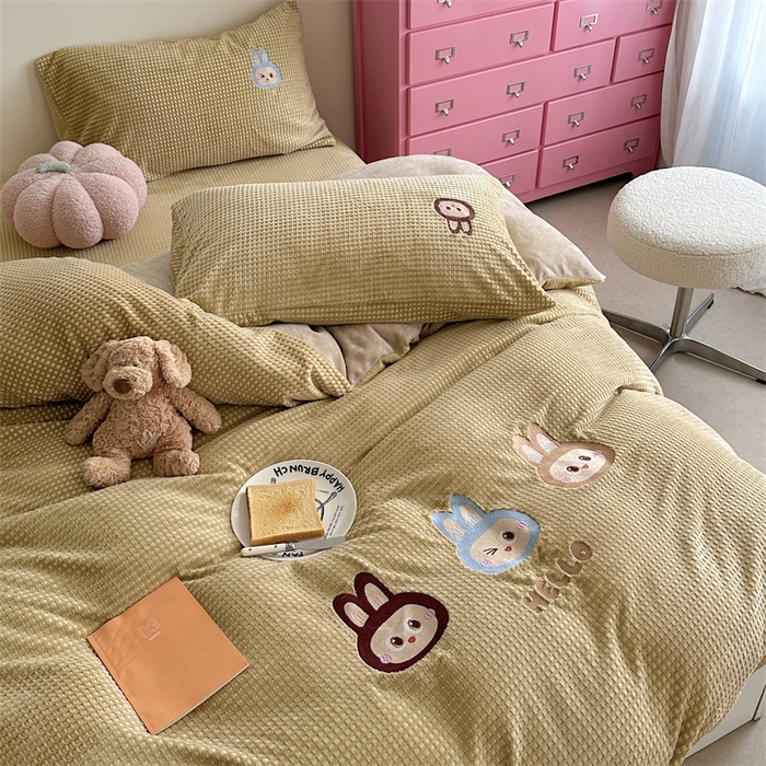 91家纺网 家纺一手货源 找家纺 （总）暖生活 2025新款牛奶雕花绒单品枕套被套床笠-三小只系列