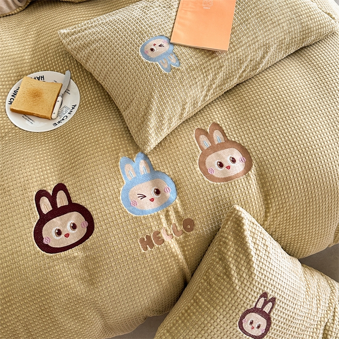 91家纺网 家纺一手货源 找家纺 （总）暖生活 2025新款牛奶雕花绒单品枕套被套床笠-三小只系列