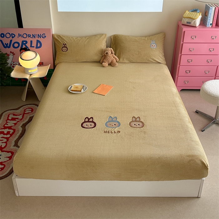 91家纺网 家纺一手货源 找家纺 （总）暖生活 2025新款牛奶雕花绒单品枕套被套床笠-三小只系列