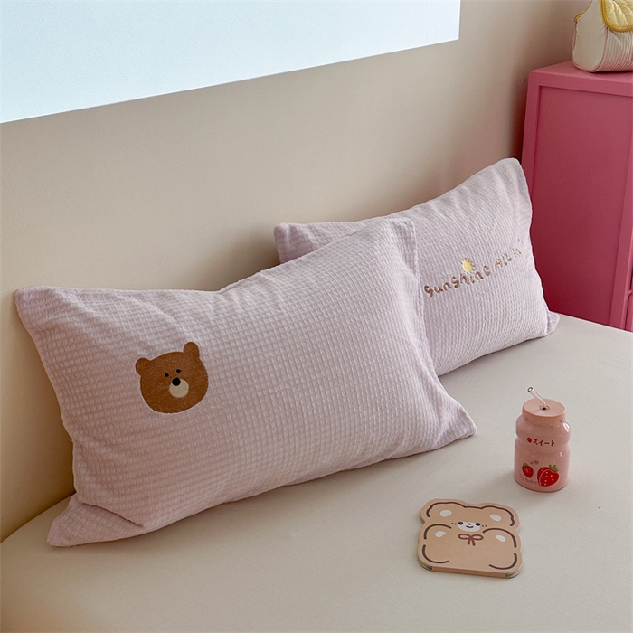 91家纺网 家纺一手货源 找家纺 暖生活 2025新款牛奶雕花绒单品枕套被套床笠-三小只系列 三只秋千