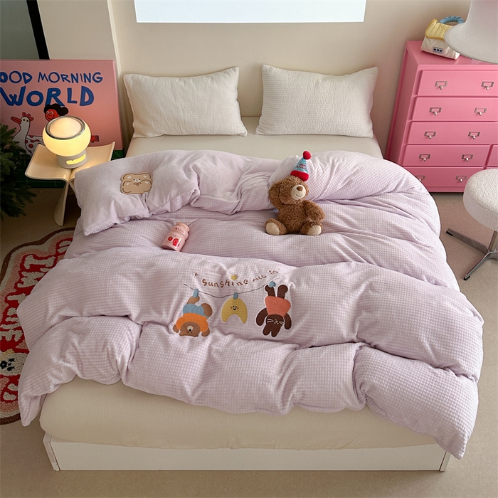 91家纺网 家纺一手货源 找家纺 暖生活 2025新款牛奶雕花绒单品枕套被套床笠-三小只系列 三只秋千