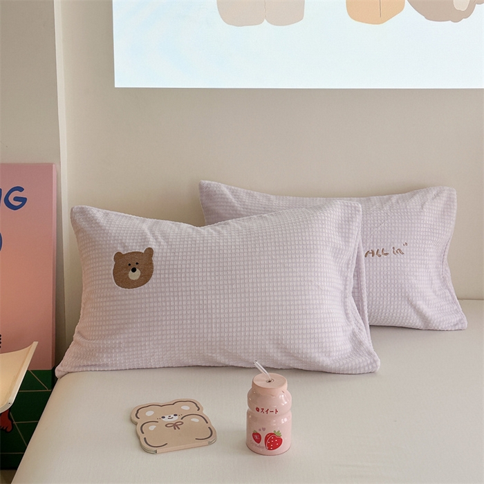 91家纺网 家纺一手货源 找家纺 暖生活 2025新款牛奶雕花绒单品枕套被套床笠-三小只系列 三只秋千