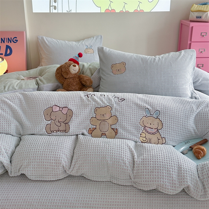 91家纺网 家纺一手货源 找家纺 （总）暖生活 2025新款牛奶雕花绒单品枕套被套床笠-三小只系列