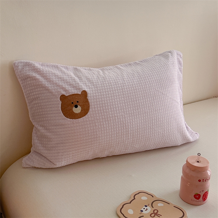 91家纺网 家纺一手货源 找家纺 暖生活 2025新款牛奶雕花绒单品枕套被套床笠-三小只系列 三只秋千