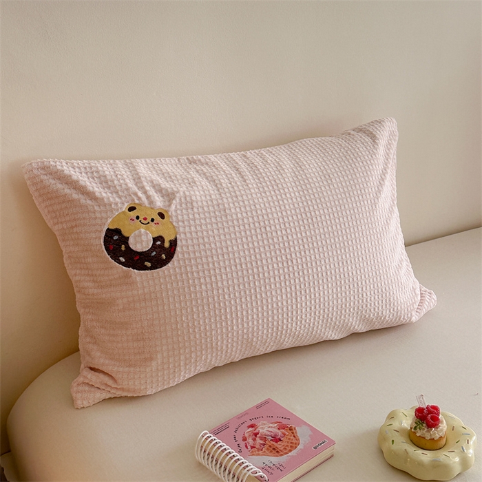 91家纺网 家纺一手货源 找家纺 暖生活 2025新款牛奶雕花绒单品枕套被套床笠-三小只系列 三只甜品