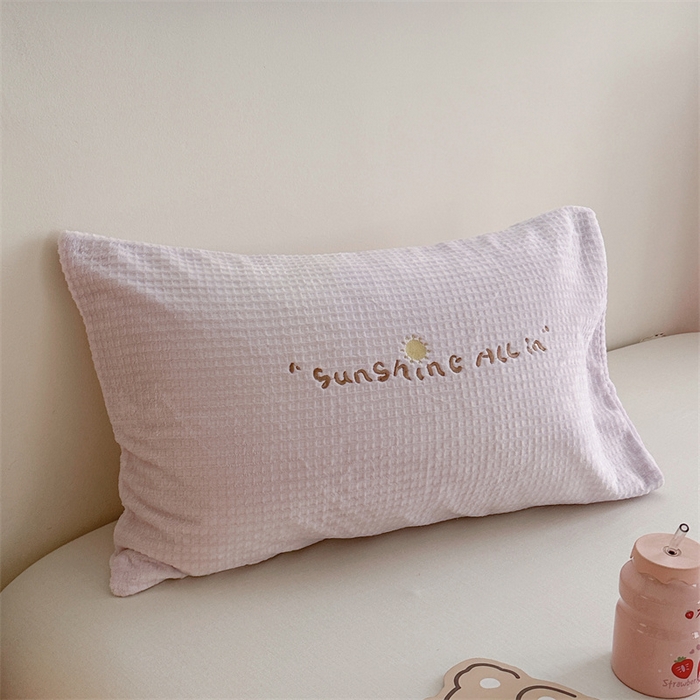 91家纺网 家纺一手货源 找家纺 暖生活 2025新款牛奶雕花绒单品枕套被套床笠-三小只系列 三只秋千