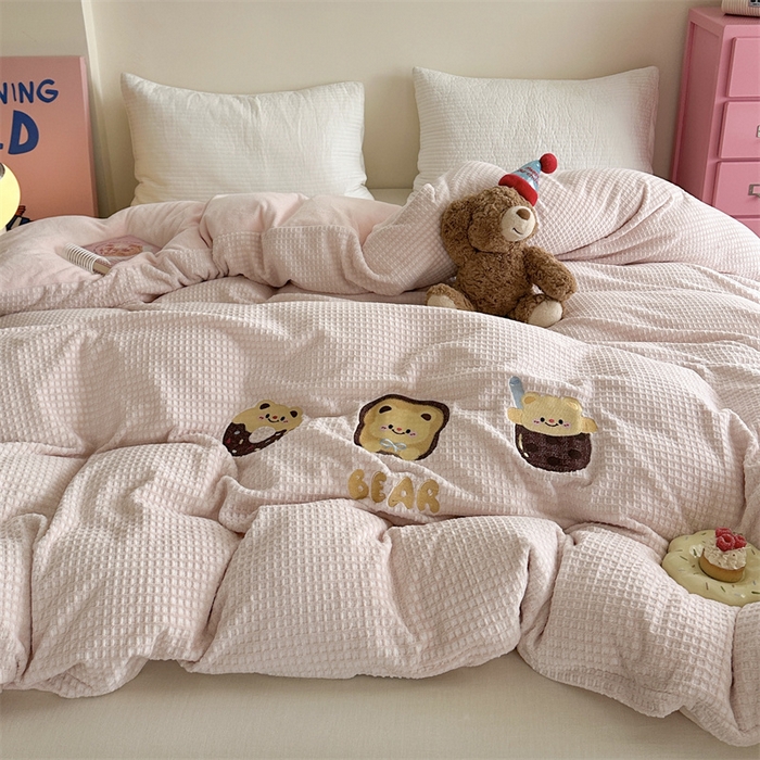 91家纺网 家纺一手货源 找家纺 暖生活 2025新款牛奶雕花绒单品枕套被套床笠-三小只系列 三只甜品