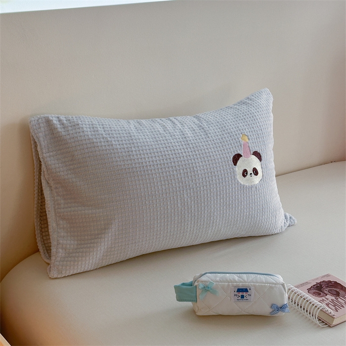 91家纺网 家纺一手货源 找家纺 暖生活 2025新款牛奶雕花绒单品枕套被套床笠-三小只系列 三只派对