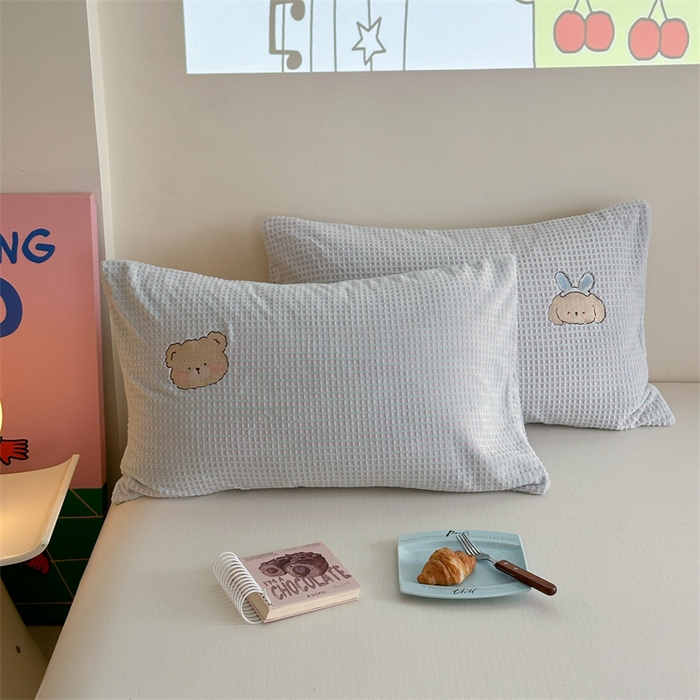 91家纺网 家纺一手货源 找家纺 暖生活 2025新款牛奶雕花绒单品枕套被套床笠-三小只系列 三只甜崽