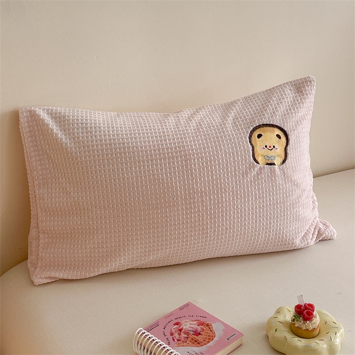 91家纺网 家纺一手货源 找家纺 暖生活 2025新款牛奶雕花绒单品枕套被套床笠-三小只系列 三只甜品