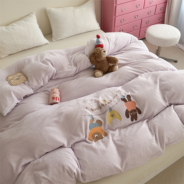 91家纺网 家纺一手货源 找家纺 暖生活 2025新款牛奶雕花绒单品枕套被套床笠-三小只系列 三只秋千