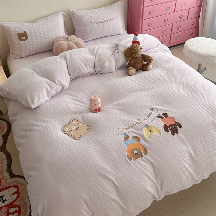 91家纺网 家纺一手货源 找家纺 暖生活 2025新款牛奶雕花绒单品枕套被套床笠-三小只系列 三只秋千