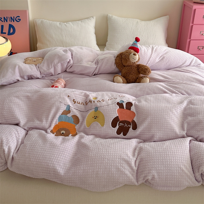 91家纺网 家纺一手货源 找家纺 暖生活 2025新款牛奶雕花绒单品枕套被套床笠-三小只系列 三只秋千